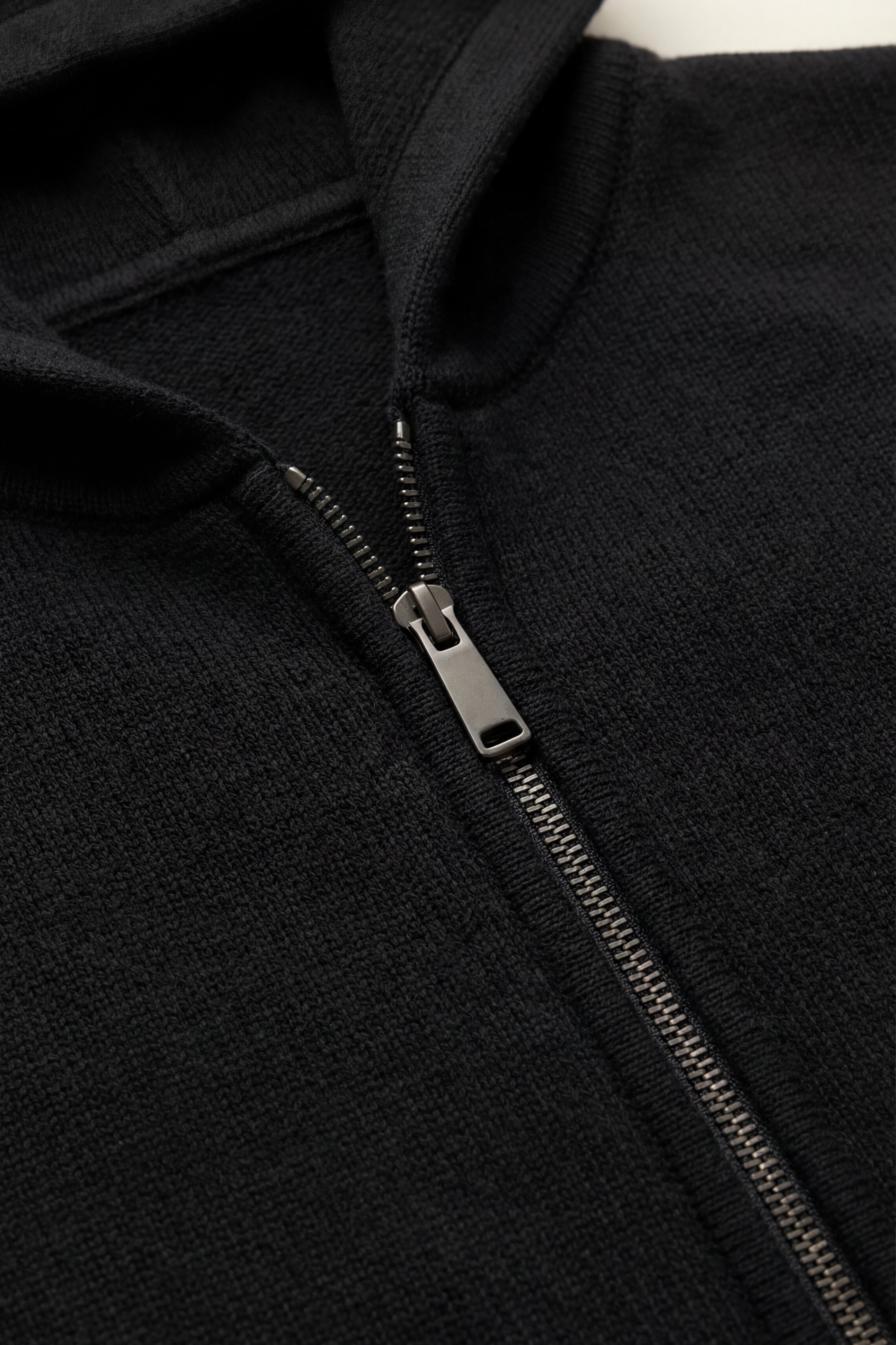 Tavole Hooded Zip Black